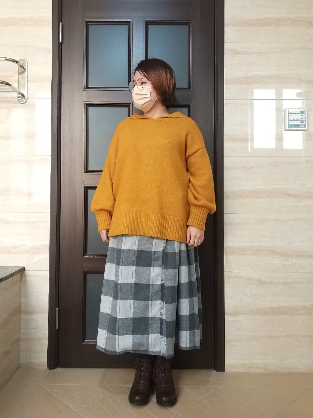 「春コーデ、春先取り、大人カジュアル、カジュアル、大人かわいい、チェック柄、チェック柄に恋してる」｜「Samansa Mos2のセーラー襟ニット（ニット/セーター、オレンジ系）」を使った、呱呱🍯さん（レディース・152cm）の春コーディネートの2枚目の写真