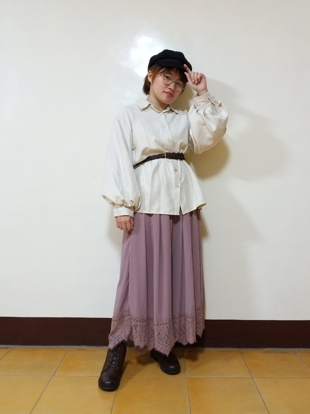 ベージュ系のシャツ/ブラウス、パープル系のパンツ、ブラウン系のブーツを着用したレディースの春コーディネートの3枚目の写真
