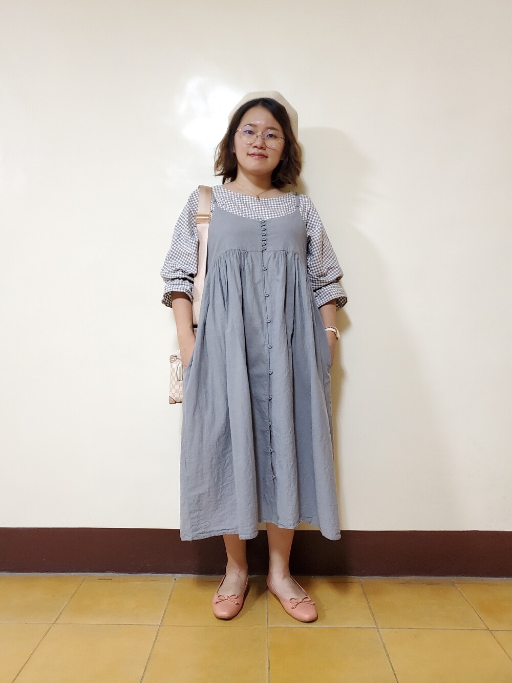 ブルー系のワンピース、グレー系のシャツ/ブラウス、オレンジ系のバレエシューズを着用したレディースの秋コーディネートの1枚目の写真