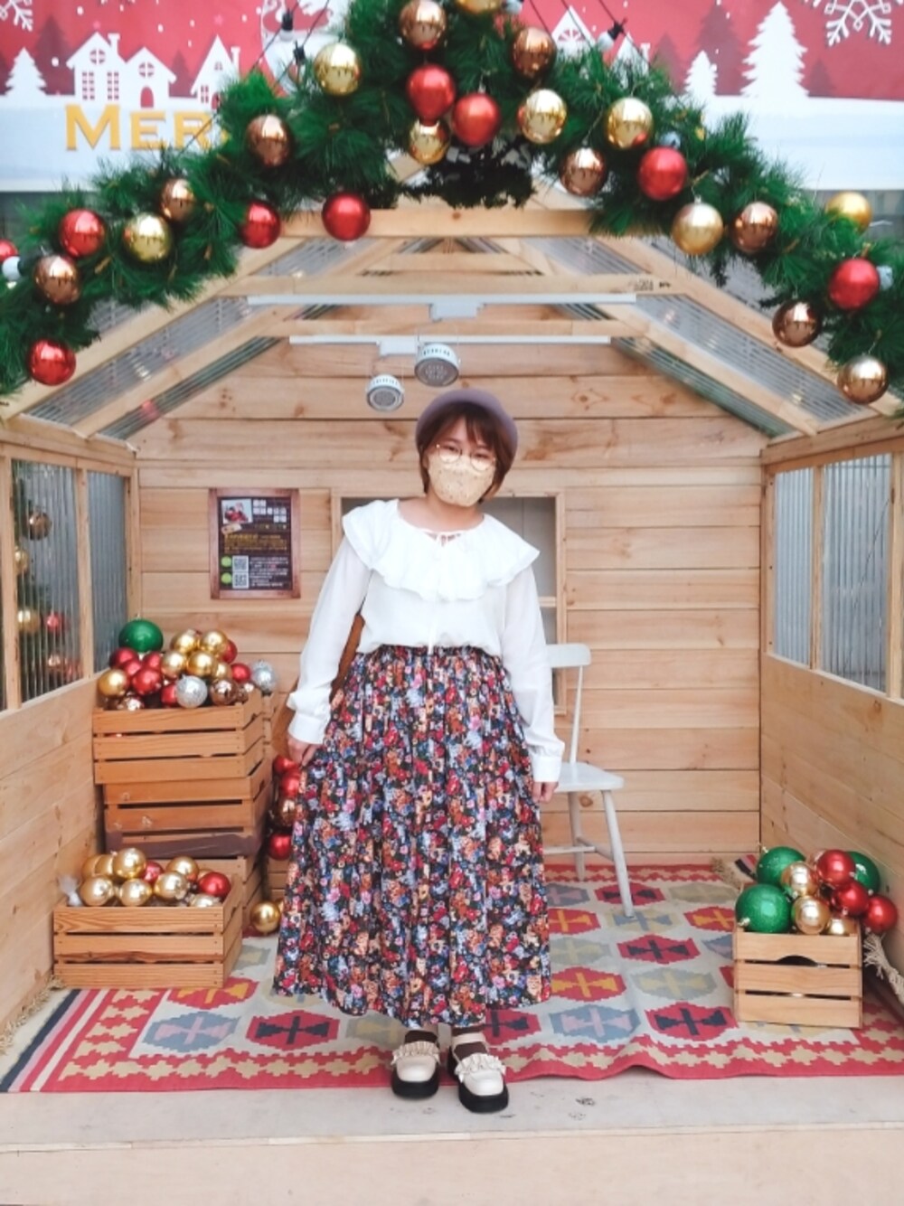 「大人かわいい、冬コーデ、猫、花柄、花柄スカート、低身長、復古、vintage、レトロ」｜「ehka sopoのラッフルチュニックブラウス（シャツ/ブラウス、ホワイト系）」を使った、呱呱🍯さん（レディース・152cm）の秋コーディネートの1枚目の写真
