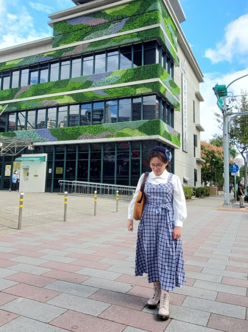 「新星WEARISTAにエントリー、ootd、街頭穿搭、復古、大人カジュアル、大人女子、低身長、低身長女子」｜「Lady Closetのアイテム（シャツワンピース、ブルー系）」を使った、呱呱🍯さん（レディース・152cm）の冬コーディネートの1枚目の写真