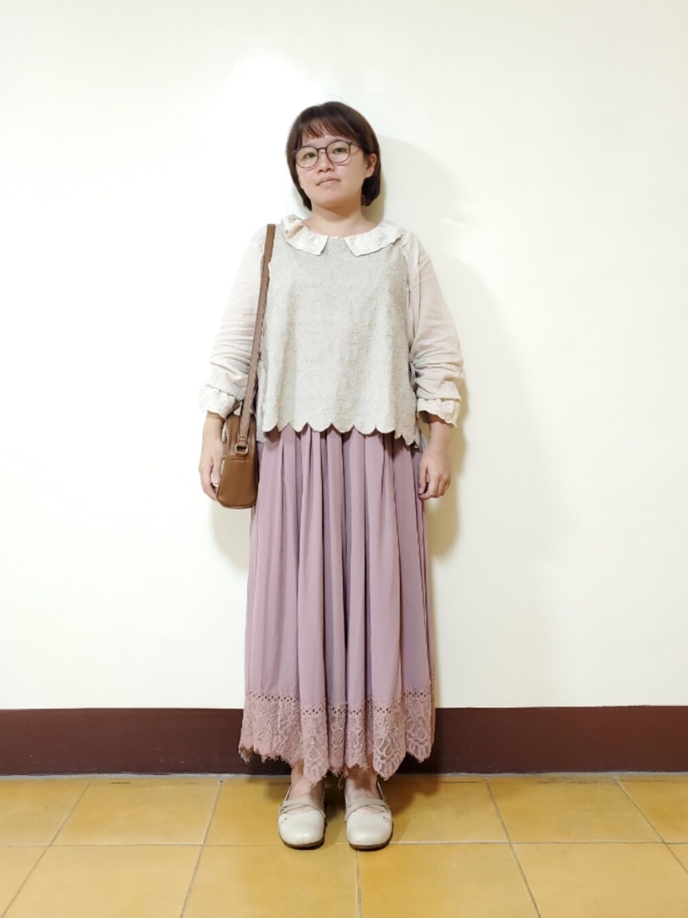 「ootd、重ね着ベストシーズン、街頭穿搭、休閒、混搭、刺繍、刺繍シャツ、大人カジュアル、大人かわいい、低身長、低身長女子」｜「no brandのアイテム（ポロシャツ、ベージュ系）」を使った、呱呱🍯さん（レディース・152cm）の秋コーディネートの1枚目の写真