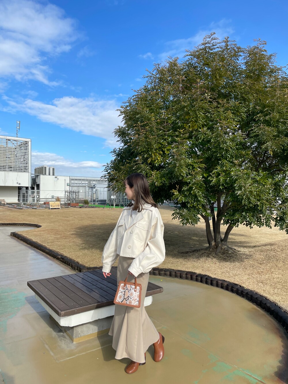 「MURUAのハイウエストナローマーメイドスカート（スカート、ベージュ系）」を使った、土肥　夕華さん（レディース・160cm）の冬コーディネートの1枚目の写真