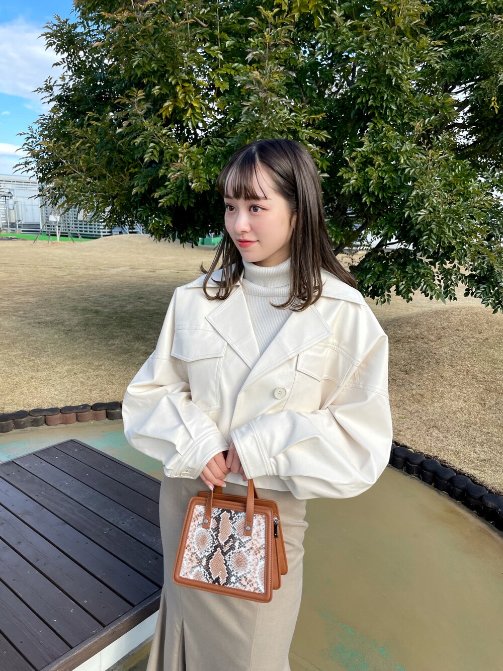 「MURUAのフェイクレザーショートジャケット（ブルゾン、ホワイト系）」を使った、土肥　夕華さん（レディース・160cm）の冬コーディネートの1枚目の写真
