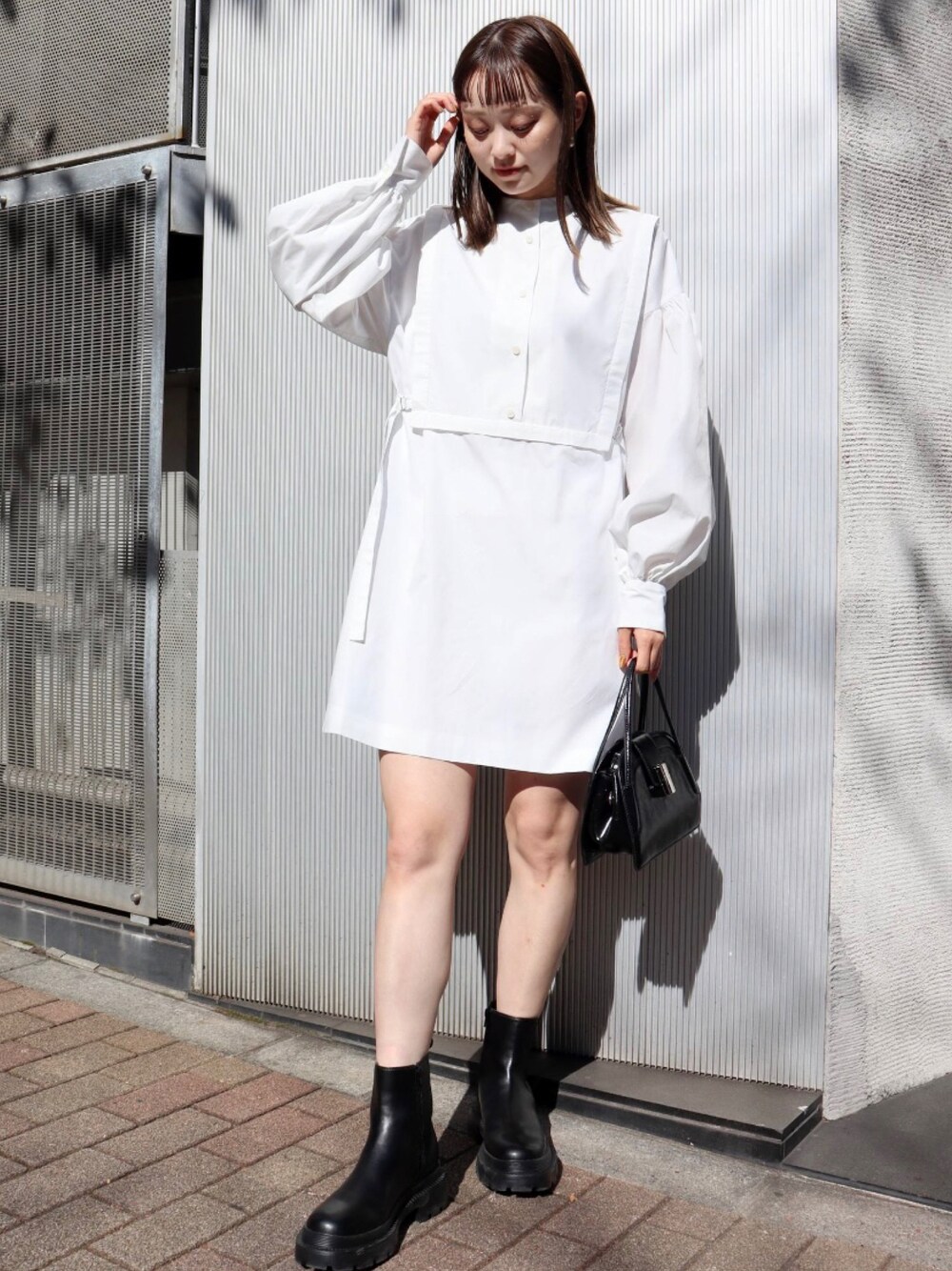 「MURUAのベストレイヤードスタンドミニワンピース（ワンピース、ホワイト系）」を使った、土肥　夕華さん（レディース・160cm）の冬コーディネートの1枚目の写真
