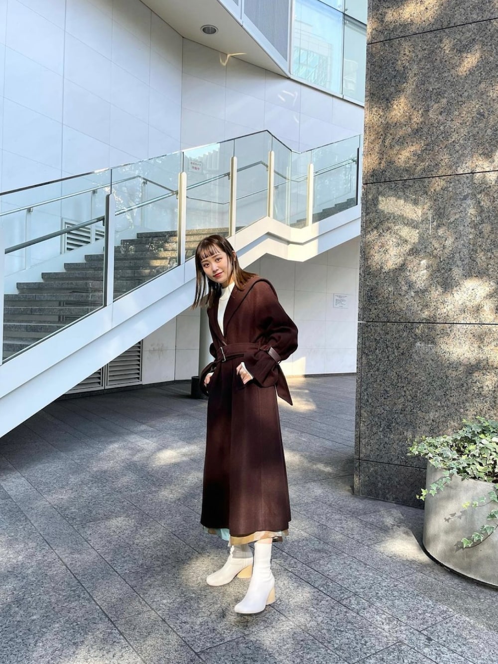 「MURUAのセーラーカラーコート（チェスターコート、ブラウン系）」を使った、土肥　夕華さん（レディース・160cm）の秋コーディネートの1枚目の写真