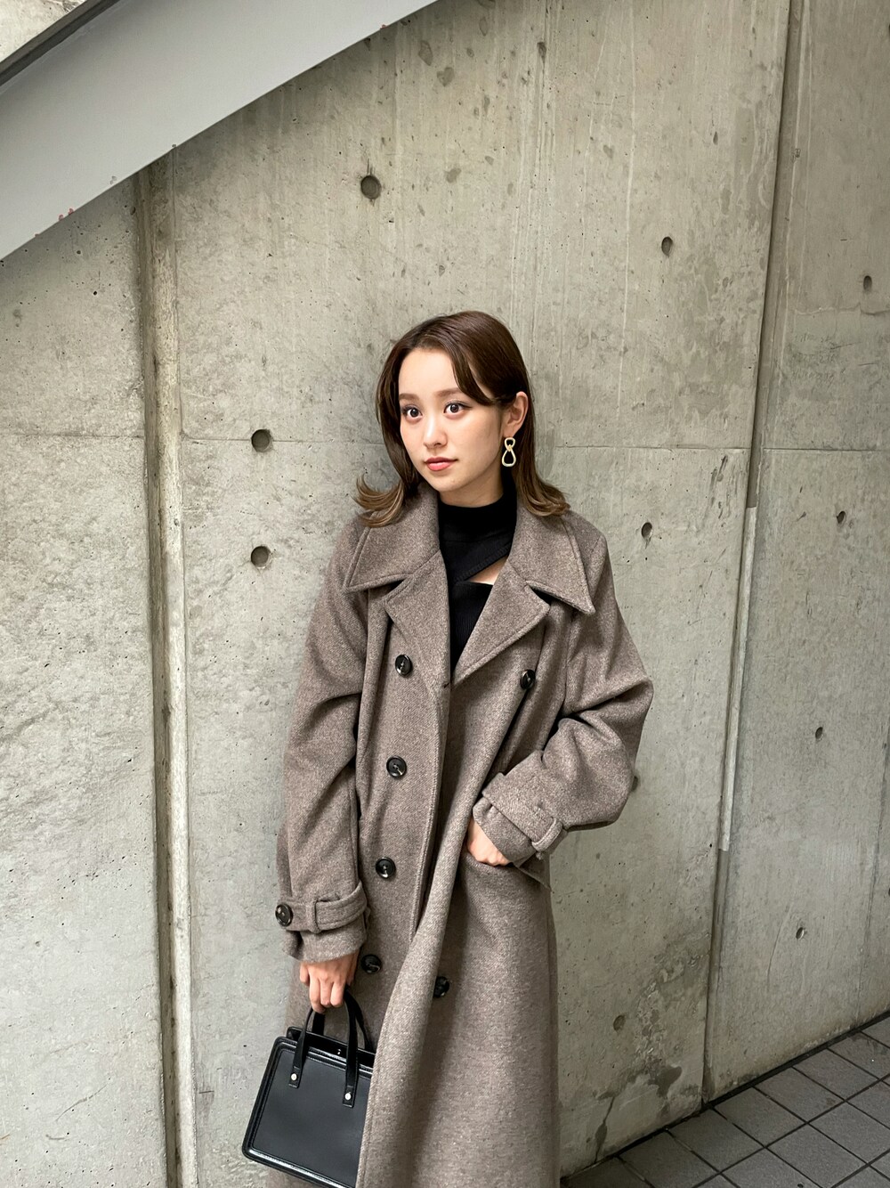 「murua、muruasnap、muruaコーデ、MURUA」｜「MURUAのダブルマキシチェスターコート（チェスターコート、ブラウン系）」を使った、土肥　夕華さん（レディース・160cm）の秋コーディネートの1枚目の写真