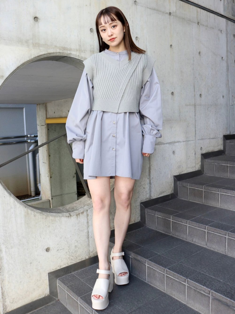「MURUAのＶネックベストレイヤードミニワンピース【セットアイテム】（ワンピース、ブルー系）」を使った、土肥　夕華さん（レディース・160cm）の冬コーディネートの1枚目の写真