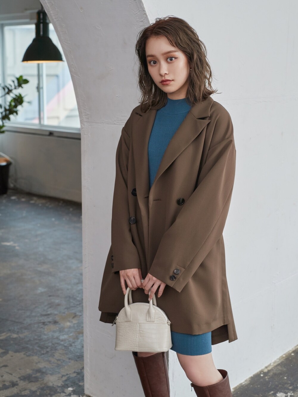 「murua、MURUA(MURUA)、MURUA」｜「MURUAのディープスリットロングジャケット（テーラードジャケット、ブラウン系）」を使った、土肥　夕華さん（レディース・160cm）の秋コーディネートの1枚目の写真