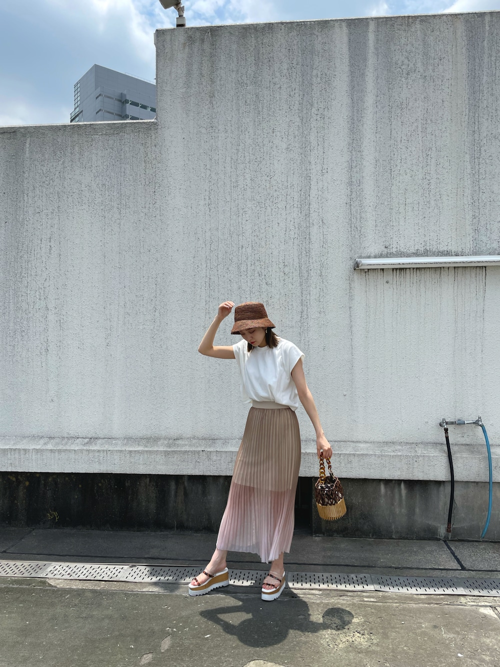 「murua、夏コーデ、厚底サンダル、MURUA(MURUA)、シアースカート、muruasnap」｜「MURUAのバイカラーシアープリーツスカート（スカート、ベージュ系）」を使った、土肥　夕華さん（レディース・160cm）の夏コーディネートの1枚目の写真