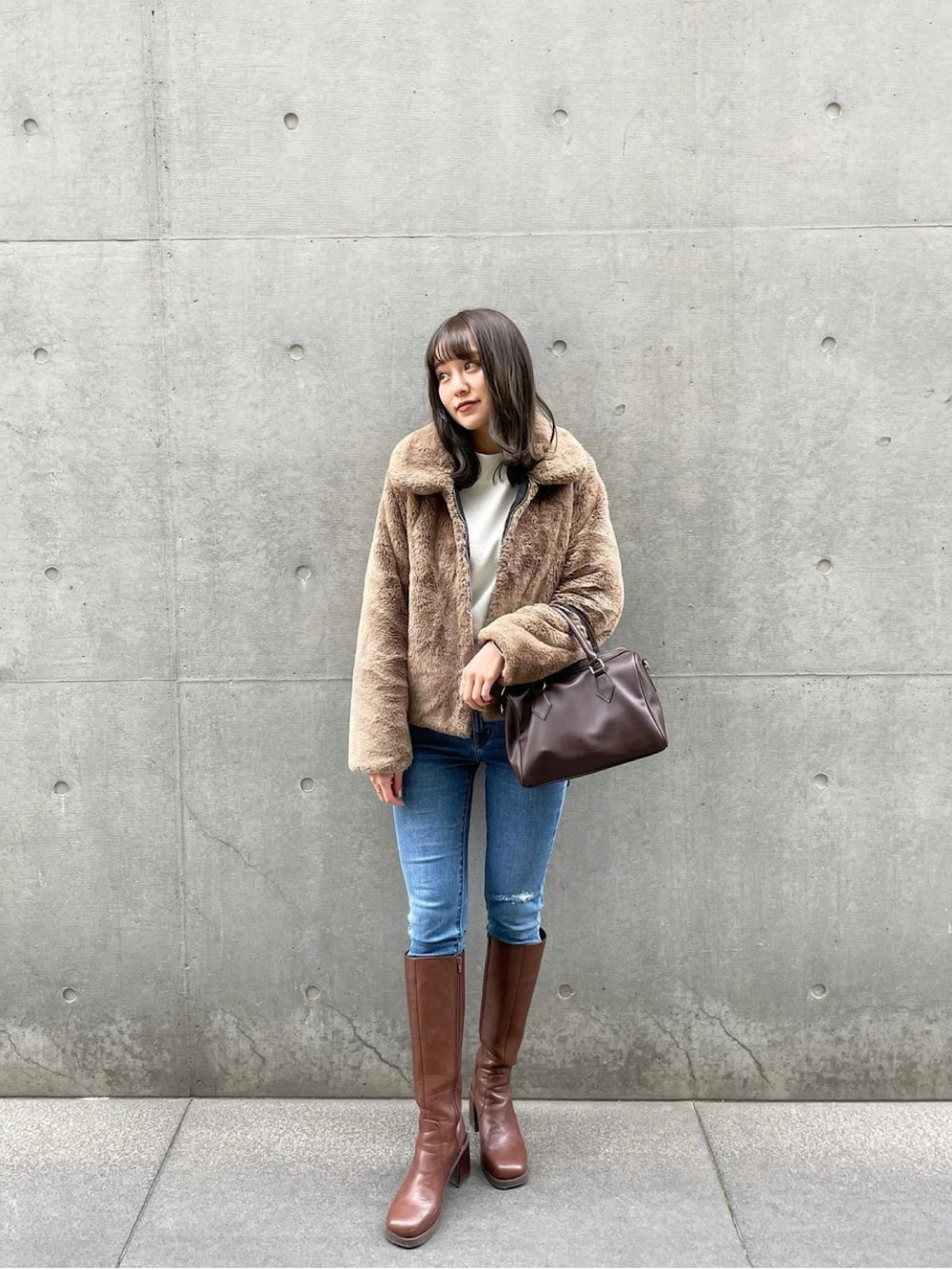 「MURUAのラウンドロングブーツ（ブーツ、ブラウン系）」を使った、土肥　夕華さん（レディース・160cm）の冬コーディネートの1枚目の写真