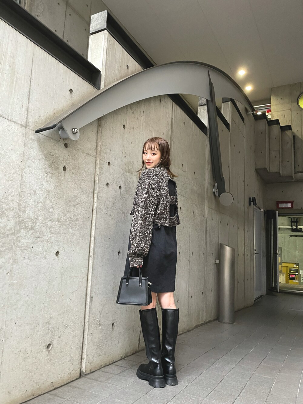 「MURUAのサイドゴアロングブーツ（ブーツ、ブラック系）」を使った、土肥　夕華さん（レディース・160cm）の秋コーディネートの1枚目の写真