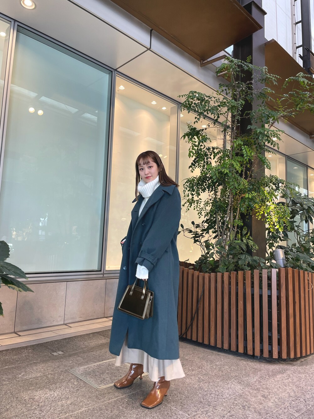 「MURUAのダブルマキシチェスターコート（チェスターコート、グリーン系）」を使った、土肥　夕華さん（レディース・160cm）の秋コーディネートの1枚目の写真