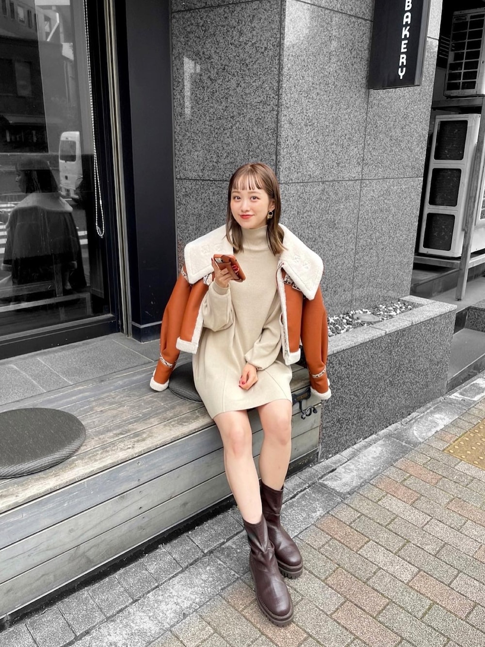「MURUAのオーバーカラーショートフェイクムートン（ムートンコート、ブラウン系）」を使った、土肥　夕華さん（レディース・160cm）の秋コーディネートの1枚目の写真