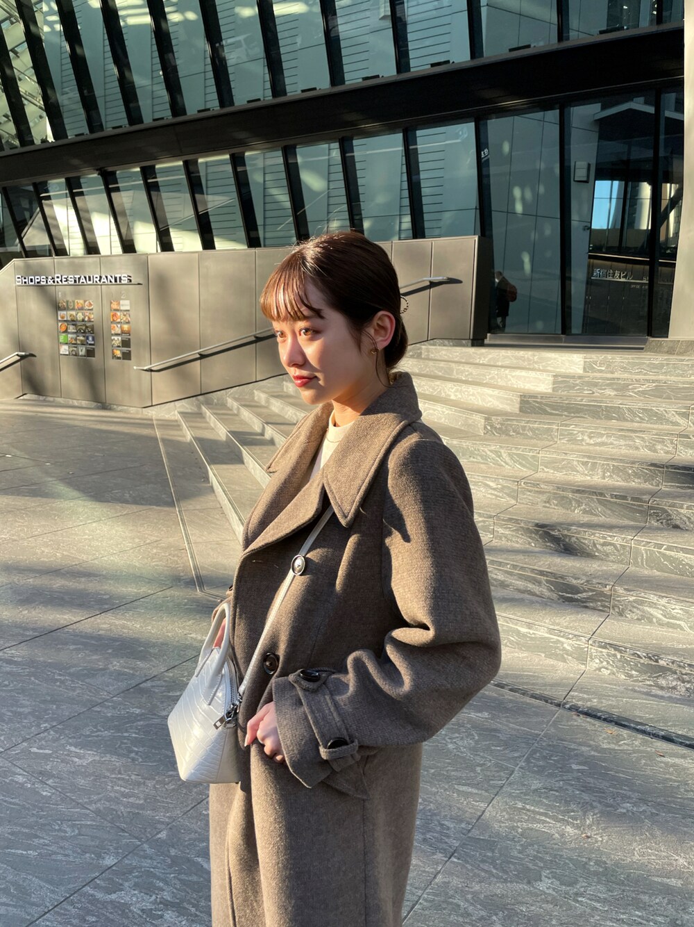 「MURUAのダブルマキシチェスターコート（チェスターコート、ブラウン系）」を使った、土肥　夕華さん（レディース・160cm）の冬コーディネートの1枚目の写真