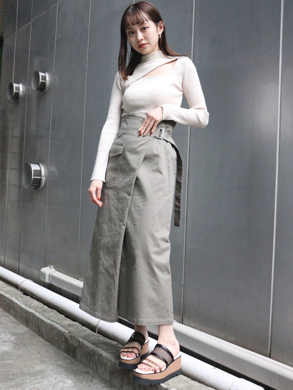 「MURUAの変形ネックニット（ニット/セーター、ホワイト系）」を使った、土肥　夕華さん（レディース・160cm）の冬コーディネートの1枚目の写真