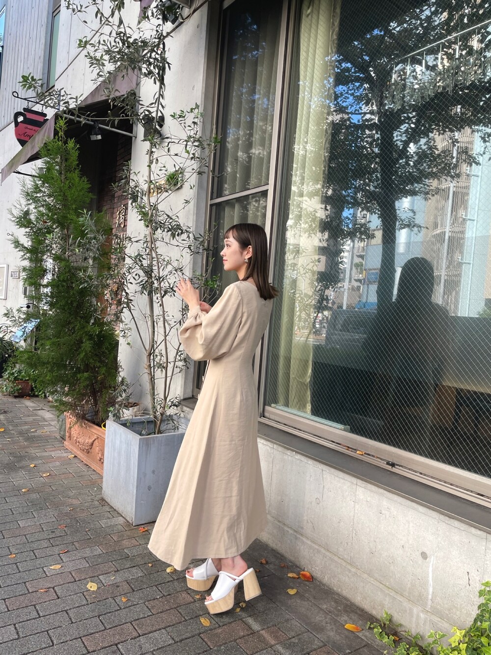 「MURUAのアイテム（ワンピース、ホワイト系）」を使った、土肥　夕華さん（レディース・160cm）の冬コーディネートの1枚目の写真