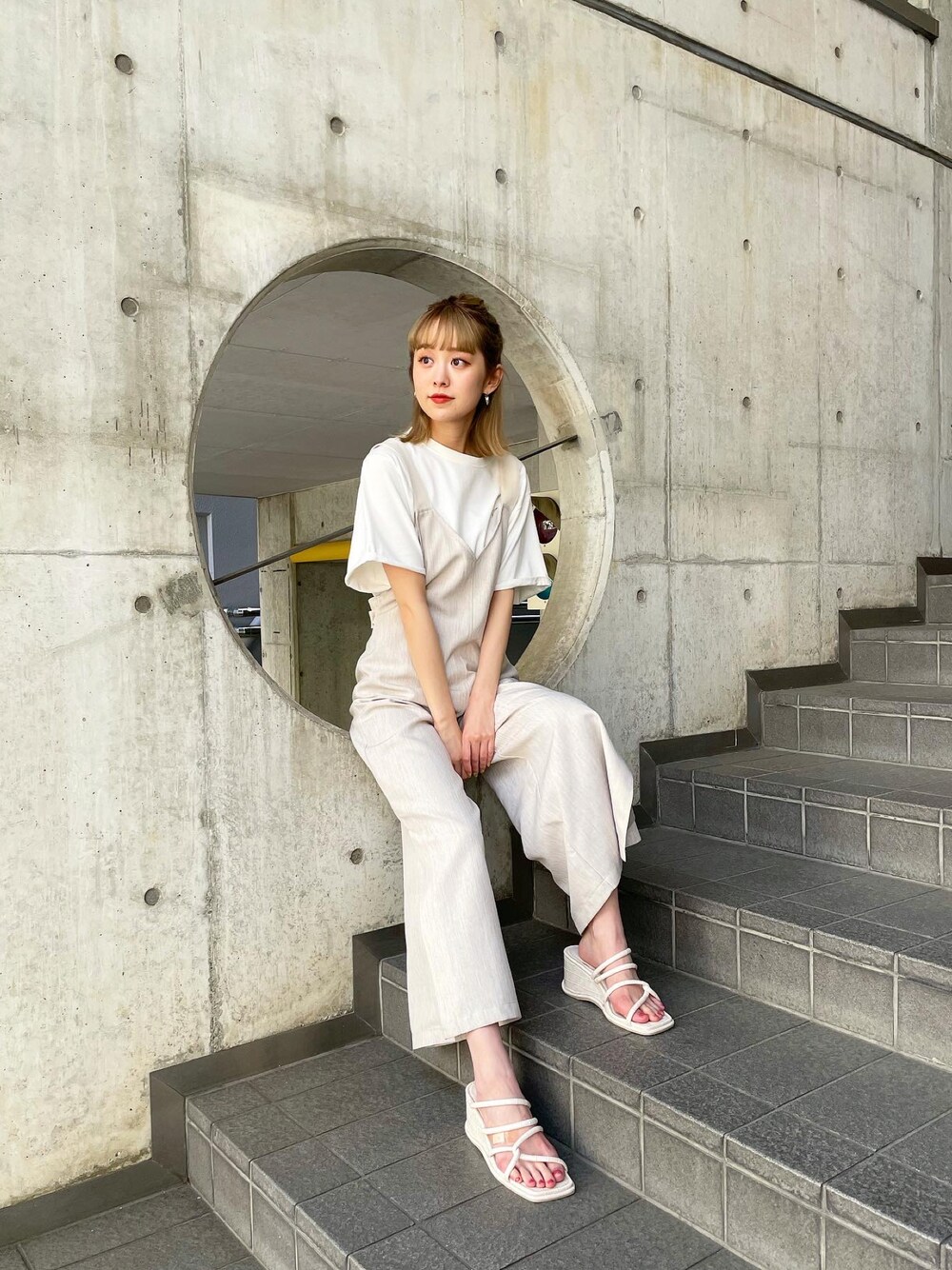 「MURUAのディープVオールインワン（つなぎ/オールインワン、ホワイト系）」を使った、土肥　夕華さん（レディース・160cm）の夏コーディネートの1枚目の写真