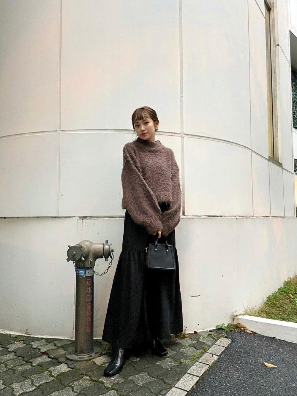 「MURUAのショートブラッシュドニット（ニット/セーター、ブラウン系）」を使った、土肥　夕華さん（レディース・160cm）の秋コーディネートの1枚目の写真