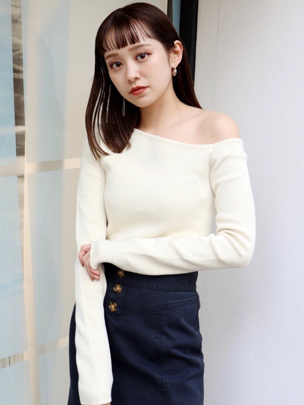 「MURUAのアイテム（トップス、ホワイト系）」を使った、土肥　夕華さん（レディース・160cm）の冬コーディネートの1枚目の写真