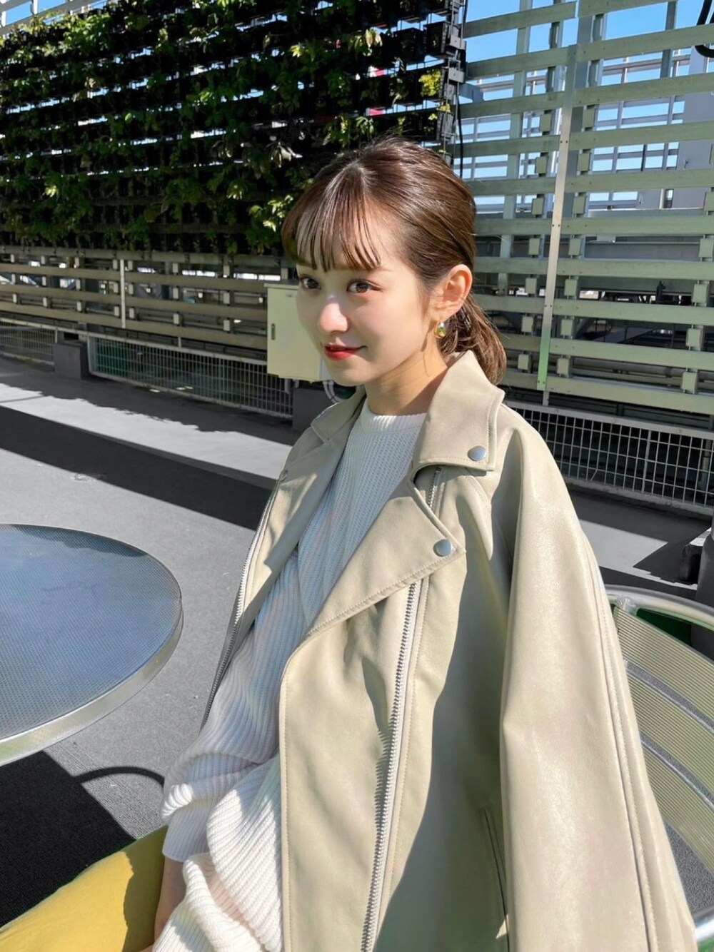 「MURUAのルーズライダース（ライダースジャケット、ベージュ系）」を使った、土肥　夕華さん（レディース・160cm）の冬コーディネートの1枚目の写真