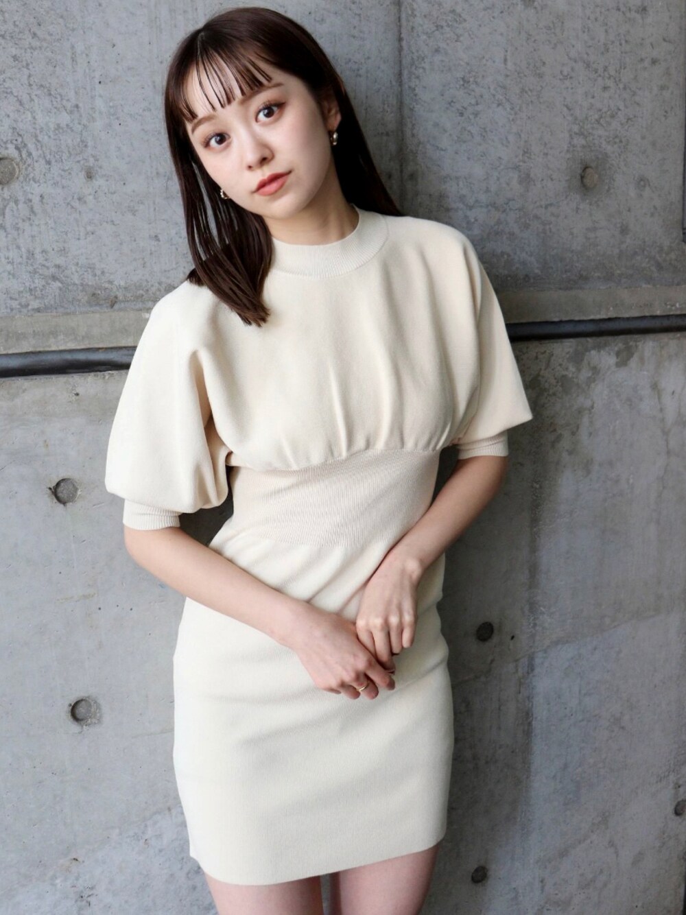 「MURUAのドルマンニットハーフミニワンピース（ワンピース、ホワイト系）」を使った、土肥　夕華さん（レディース・160cm）の冬コーディネートの1枚目の写真