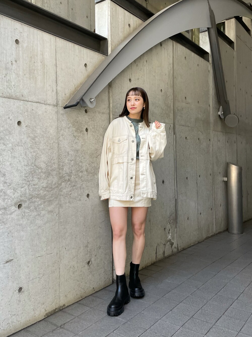 「murua、muruasnap、2022ss」｜「MURUAのオーバールーズノーカラージャケット【セットアップ着用可能】（デニムジャケット、ホワイト系）」を使った、土肥　夕華さん（レディース・160cm）の冬コーディネートの1枚目の写真