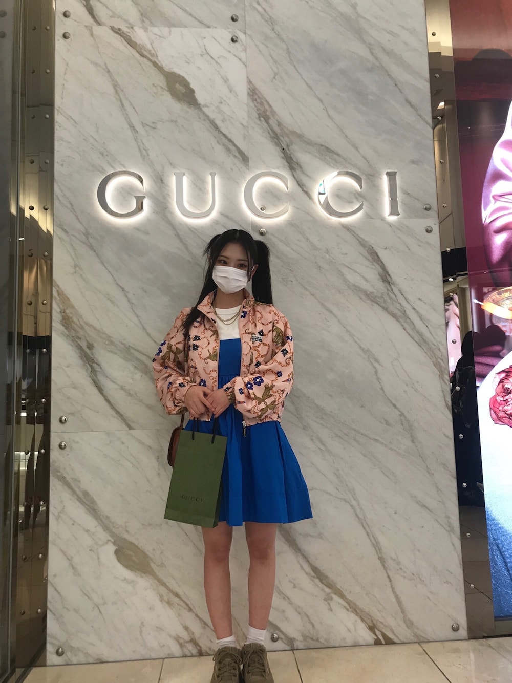 「GUCCI、ジャージ、ひょう柄、naked Wolfe、ツインテール、adidas、キャミワンピ、ユニクロU、ミニスカート、韓国ファッション、y2k、厚底シューズ、茶色スニーカー」｜「MCMのアイテム（ショルダーバッグ、ブラウン系）」を使った、apollo66さん（レディース・156cm）の春コーディネートの1枚目の写真