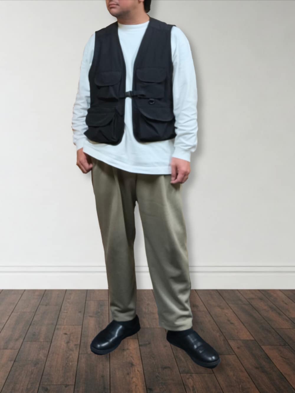 「春コーデ、ベスト、ベストコーデ、白Tシャツ、ユーティリティベスト、UNIQLO U、スウェットギャザーパンツ、デブでもオシャレ、40代ファッション、体型カバー、Moonstar、810S、GU、ロンT、ホワイト」｜「GUのアイテム（ベスト、ブラック系）」を使った、肉厚メンズさん（メンズ・177cm）の春コーディネートの1枚目の写真