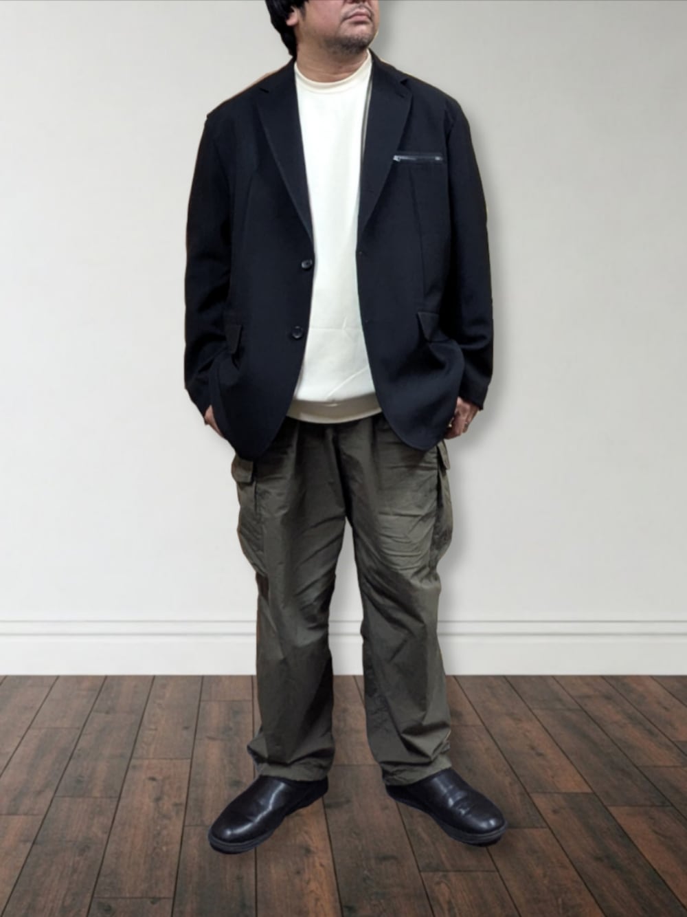 「春コーデ、UG、オーバーサイズジャケット、白Tシャツ、ロンT、UNIQLO U、ワイドフィットパラシュートカーゴパンツ、カーゴパンツ、デブでもオシャレ、40代ファッション、体型カバー、大人カジュアル、GU、きれいめカジュアル、ファストファッション」｜「GUのアイテム（テーラードジャケット、ブラック系）」を使った、肉厚メンズさん（メンズ・177cm）の春コーディネートの1枚目の写真