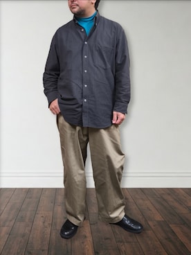 「UNIQLO（ユニクロ）のオックスフォードワイドフィットストライプシャツ（シャツ/ブラウス、グレー系）」を使った、肉厚メンズさん（メンズ・177cm）の春コーディネート