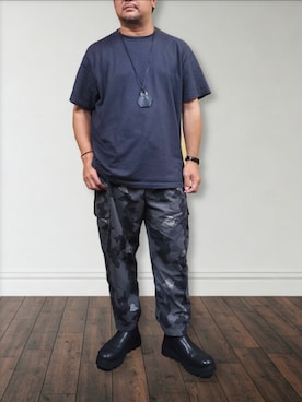 「UNIQLO（ユニクロ）のアイテム（Tシャツ/カットソー、グレー系）」を使った、肉厚メンズさん（メンズ・177cm）の秋コーディネート