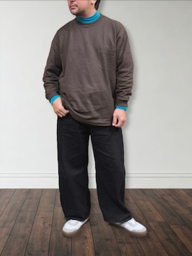 「UNIQLO（ユニクロ）のクルーネックT 長袖（Tシャツ/カットソー、ブラウン系）」を使った、肉厚メンズさん（メンズ・177cm）の春コーディネート