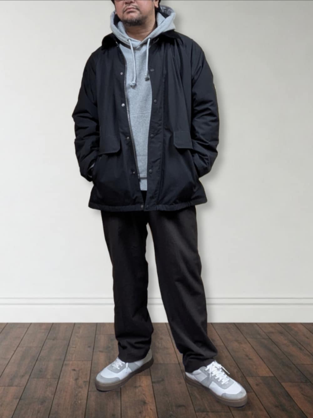「ハンティングジャケット、パーカー グレー、gu×undercover、タックテーパードパンツ、ブラウンパンツ、レザースニーカー、リアルレザージャーマントレーナー、デブでもオシャレ、体型カバー、40代ファッション」｜「UNIQLOのハンティングジャケット（ブルゾン、ブラック系）」を使った、肉厚メンズさん（メンズ・177cm）の春コーディネートの1枚目の写真