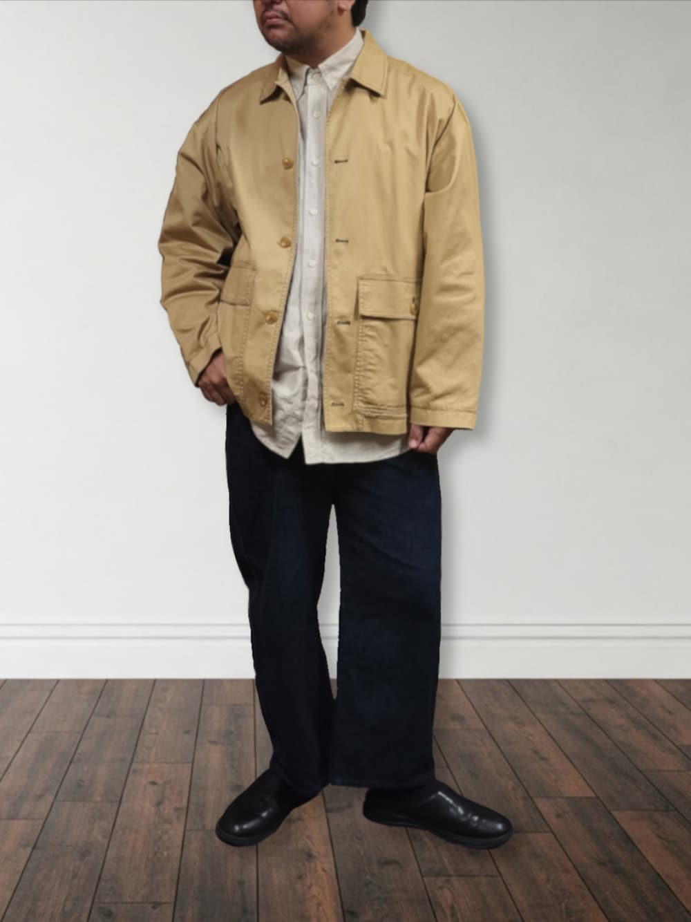 ベージュ系のカバーオール、ホワイト系のシャツ/ブラウス、ブルー系のデニムパンツを着用したメンズの冬コーディネートの1枚目の写真