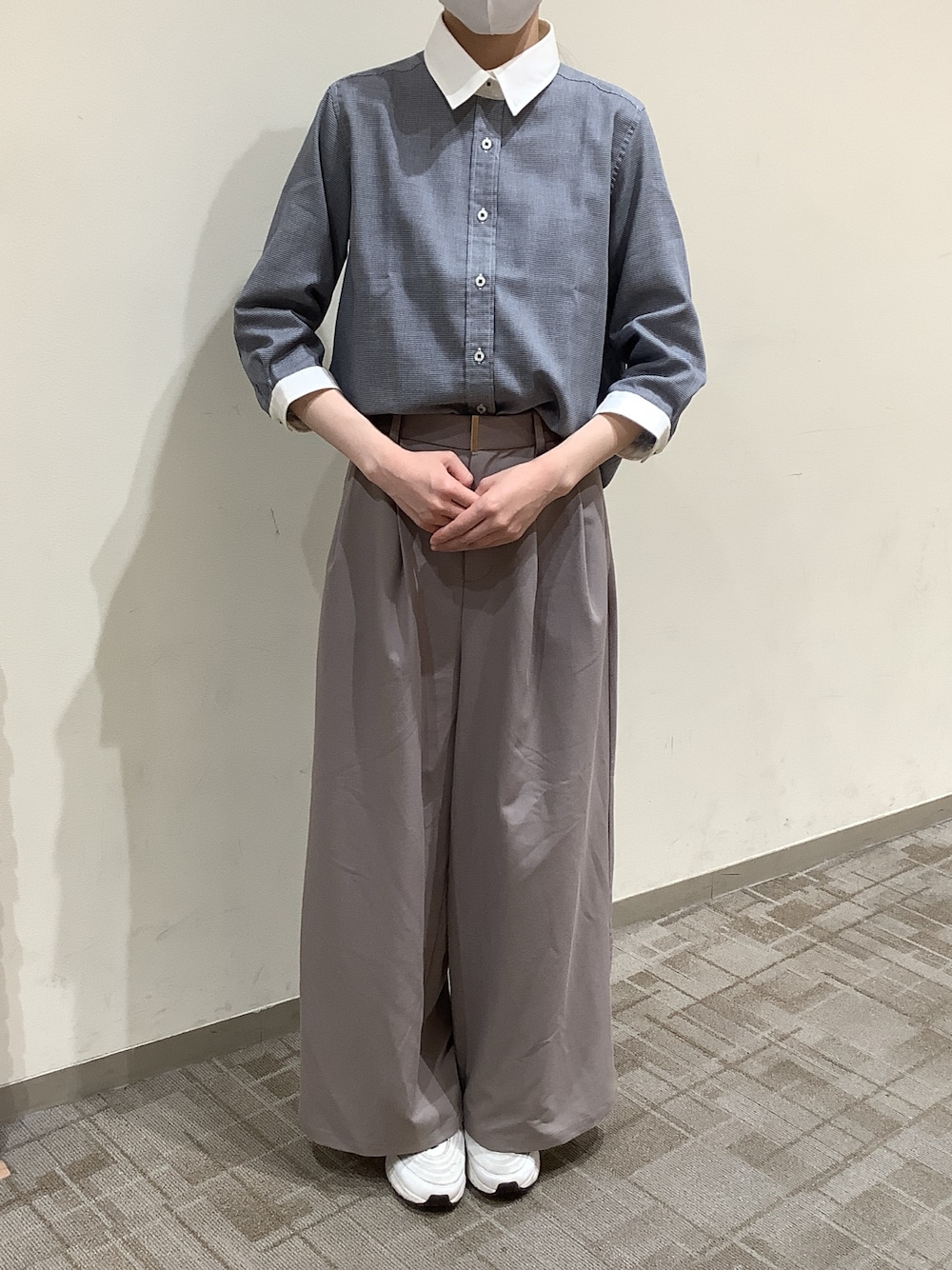 ブルー系のシャツ/ブラウスを着用したレディースの夏コーディネートの1枚目の写真