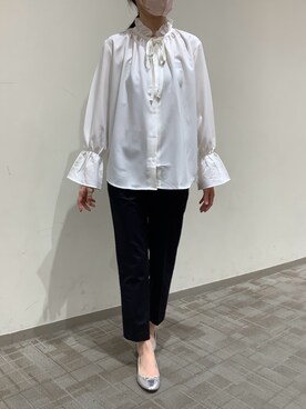 「TOKYO SHIRTS（トウキョウシャツ）の【吸水速乾】【COFREX】 フリルリボン ブラウス 長袖 レディースデザインシャツ（シャツ/ブラウス、ホワイト系）」を使った、BRICK HOUSE by Tokyo Shirts くずはモール店さん（メンズ・176cm）の秋コーディネート
