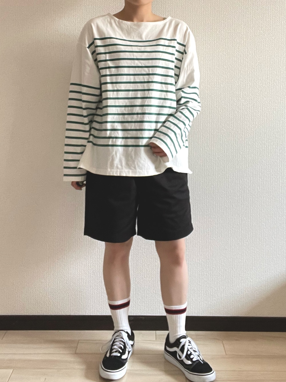 「GUコーデ、GU、GUパンツ、シェフショーツ、ハーフパンツ、ハーフパンツコーデ、バスクシャツ、ボーダートップス」｜「VANSのVANS/ヴァンズ　OLD SKOOL/オールドスクール VN000D3HY28（スニーカー、ブラック系）」を使った、そばこさん（レディース・148cm）の夏コーディネートの1枚目の写真