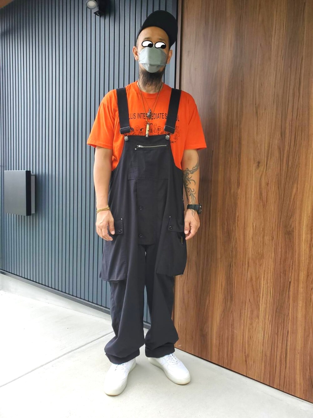 「Nigel Cabourn、ﾅｲｼﾞｪﾙｹｰﾎﾞﾝ、古着、ｵｰﾊﾞｰｵｰﾙ」｜「Nigel Cabournの2022 A/WNAVAL DUNAGREE - COTTON RIPSTOP  米国海軍が第二次大戦時に着用したルーズフィットのデックビブス＝甲板用の作業着をインスピレーション源としています。リップストップ素材はミリタリーウェアでは散見される素材ですが、その代表格としてはベトナム戦争時に米国軍が纏っていたものです。素材自体は米国空軍が、引裂き・破けに強い素材として開発したもの。（サロペット/オーバーオール、ブラック系）」を使った、ゃまさん（メンズ・183cm）の秋コーディネートの1枚目の写真