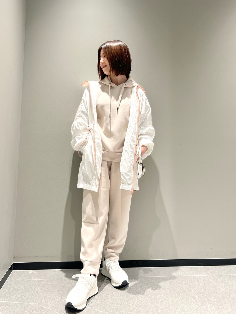 「春服みてみて、休日スタイル、スウェット、armaniexchange、アルマーニエクスチェンジ、AXchange、AXchanger、カラーパンツ、春コーデ、セットアップ、白スニーカー、ショルダーバッグ、淡色コーデ、ベージュ、低身長」｜「ARMANI EXCHANGEの【A|X アルマーニ エクスチェンジ】A|Xロゴ　フード付きスウェットパーカー（スウェット、ホワイト系）」を使った、Manapiさん（レディース・151cm）の春コーディネートの1枚目の写真