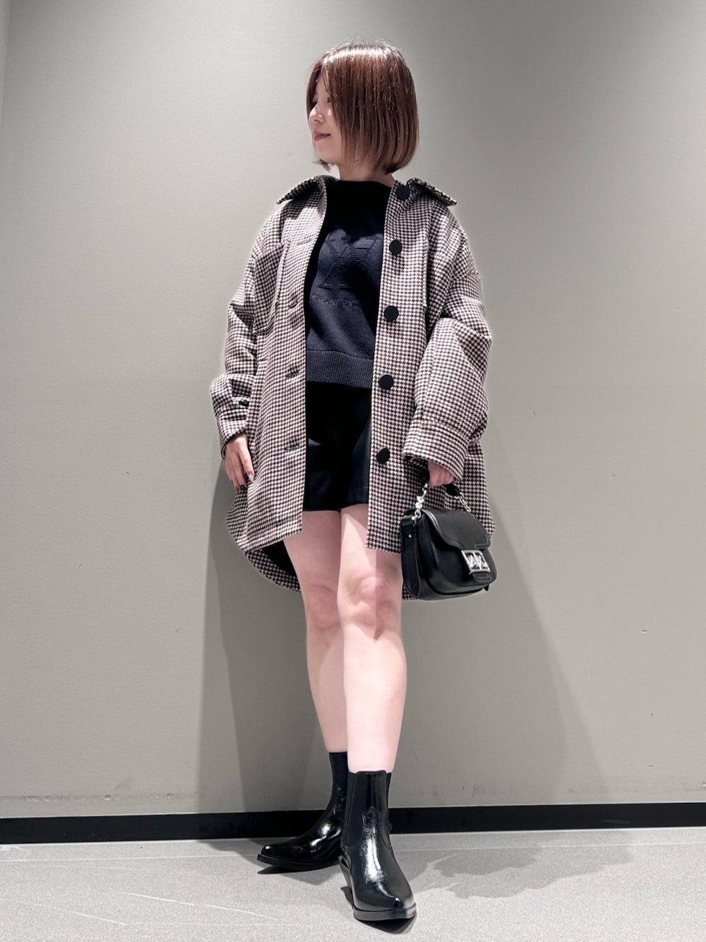 「ロングコート、armaniexchange、AXchanger、AXchange、アルマーニエクスチェンジ、冬アウター、レザー、きれいめカジュアル、ブーツ、チェック、ブラウン、ニット、モノトーン、ショルダーバッグ、低身長」｜「ARMANI EXCHANGEの【A|X アルマーニ エクスチェンジ】ウールミックス　シャツジャケット（ステンカラーコート、その他）」を使った、Manapiさん（レディース・151cm）の秋コーディネートの1枚目の写真