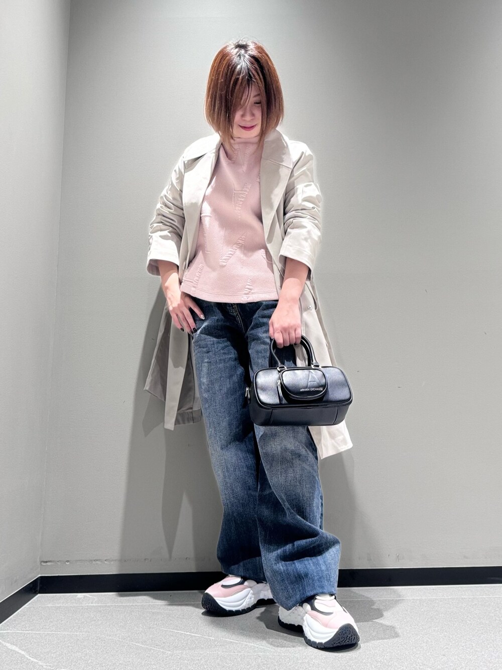 「ロングコート、アルマーニエクスチェンジ、AXchanger、AXchange、armaniexchange、淡色コーデ、ブラウン、スウェット、ショルダーバッグ、きれいめカジュアル、スニーカー、お出かけコーデ、デニム、秋服コーデ、低身長」｜「ARMANI EXCHANGEの【A|X アルマーニ エクスチェンジ】オールオーバーロゴ　クルーネックスウェットプルオーバー（スウェット、ピンク系）」を使った、Manapiさん（レディース・151cm）の秋コーディネートの1枚目の写真