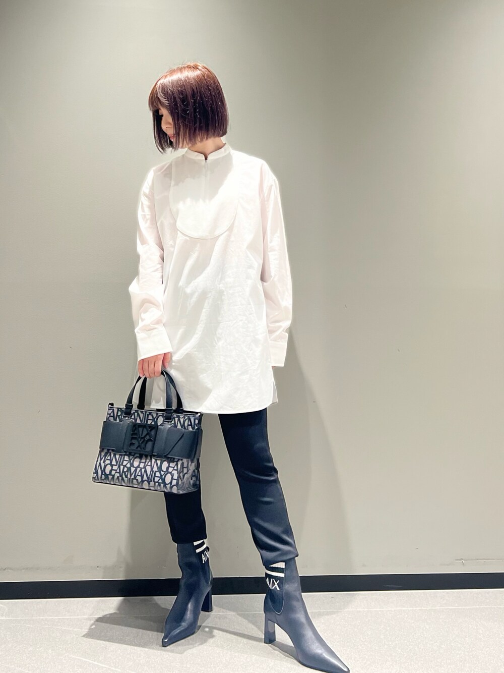 「淡色コーデ、モノトーン、ショルダーバッグ、ブーツ、armaniexchange、アルマーニエクスチェンジ、AXchange、AXchanger、ビッグシルエット、レイヤードスタイル、厚底シューズ、お出かけコーデ、シャツスタイル、ハンドバッグ、低身長」｜「ARMANI EXCHANGEの【A|X アルマーニ エクスチェンジ】ハーフジップタキシードシャツ（シャツ/ブラウス、ホワイト系）」を使った、Manapiさん（レディース・151cm）の秋コーディネートの1枚目の写真