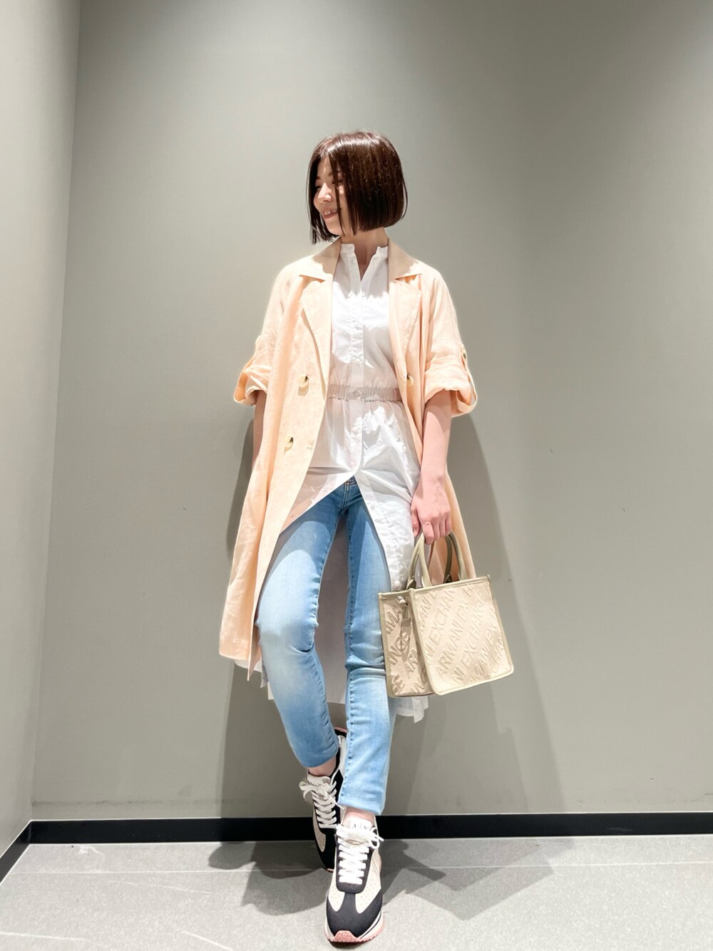 「春コーデ、いまどきジャケット写真、ショルダーバッグ、ベージュ、デニム、armaniexchange、アルマーニエクスチェンジ、AXchange、AXchanger、レイヤードスタイル、トートバッグ、きれいめカジュアル、シャツスタイル、厚底シューズ、低身長」｜「ARMANI EXCHANGEの【A|X アルマーニ エクスチェンジ】リネンライトジャケット（テーラードジャケット、ベージュ系）」を使った、Manapiさん（レディース・151cm）の春コーディネートの1枚目の写真