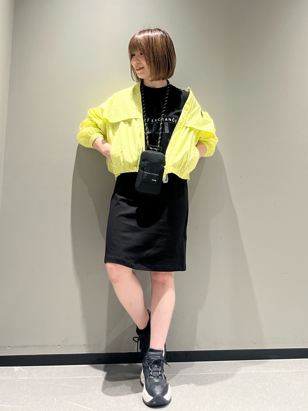 「春アウター、モノトーン、ショルダーバッグ、春のおしゃ見えテクニック、アルマーニエクスチェンジ、春コーデ、スポーツミックス、お出かけコーデ、armaniexchange、AXchanger、AXchange、春服みてみて、ワンピース、レイヤードスタイル、スニーカー」｜「ARMANI EXCHANGEの【A|X アルマーニ エクスチェンジ】AXロゴ　ナイロンブルゾン（EC限定カラー含）（ブルゾン、ホワイト系）」を使った、Manapiさん（レディース・151cm）の春コーディネートの1枚目の写真