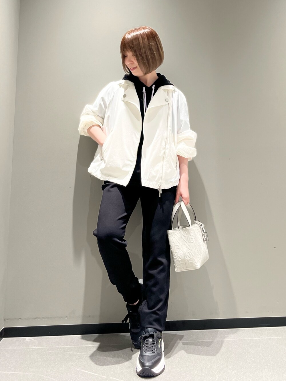 「AXchanger、AXchange、armaniexchange、アルマーニエクスチェンジ、ストリート、セットアップ、モノトーン、お出かけコーデ、スニーカー、春夏コーデ、スポーツミックス、休日スタイル、ハンドバッグ、スウェット、低身長」｜「ARMANI EXCHANGEの【A|X アルマーニ エクスチェンジ】ナイロンメッシュ　バイカージャケット（ライダースジャケット、ホワイト系）」を使った、Manapiさん（レディース・151cm）の春コーディネートの1枚目の写真