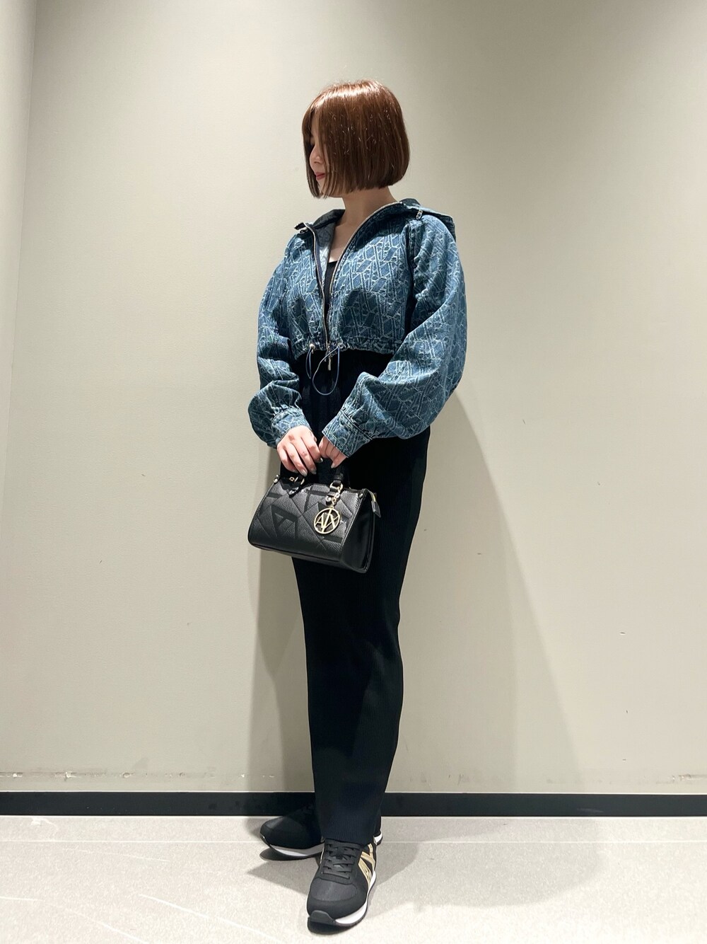「デニムジャケット、アルマーニエクスチェンジ、armaniexchange、AXchanger、AXchange、ワンピース、スニーカー、春コーデ、シンプルスタイル、ハンドバッグ、デニム、ショルダーバッグ、お出かけコーデ、休日スタイル、低身長」｜「ARMANI EXCHANGEの【A|X アルマーニ エクスチェンジ】オールオーバーロゴ フーデッドデニムブルゾン（ブルゾン、その他）」を使った、Manapiさん（レディース・151cm）の春コーディネートの1枚目の写真