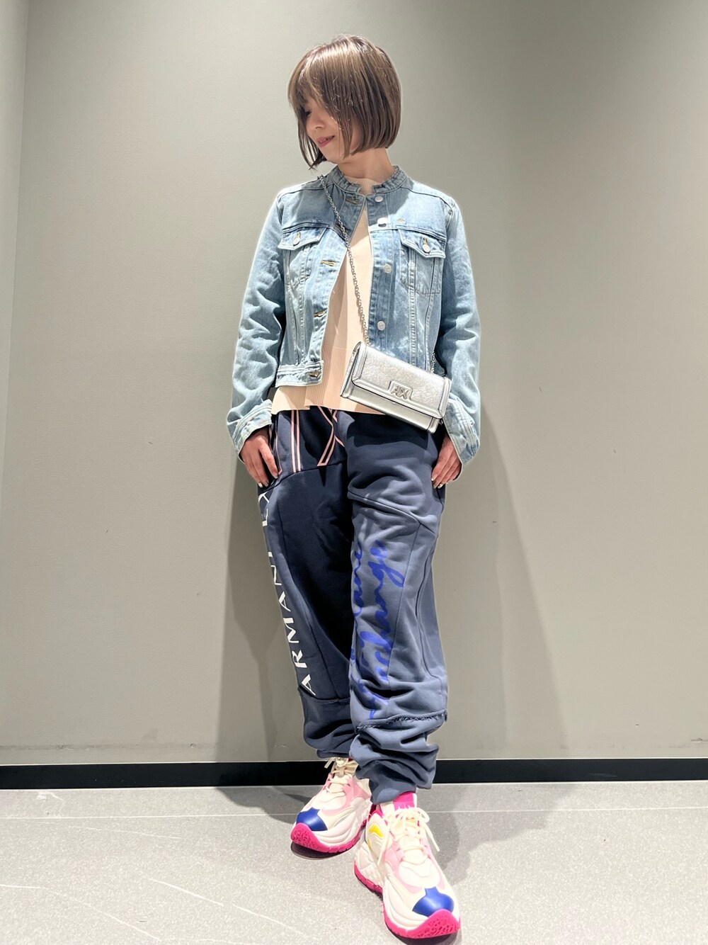 「24ssトレンド、スポーツミックス、春アウター、春色、ピンク、デニム、スニーカー、armaniexchange、アルマーニエクスチェンジ、AXchanger、AXchange、ショルダーバッグ、ストリート、ニット、カラーパンツ」｜「ARMANI EXCHANGEの【A|X アルマーニ エクスチェンジ】AXロゴ　チェーン付き長財布（財布、シルバー系）」を使った、Manapiさん（レディース・151cm）の冬コーディネートの1枚目の写真