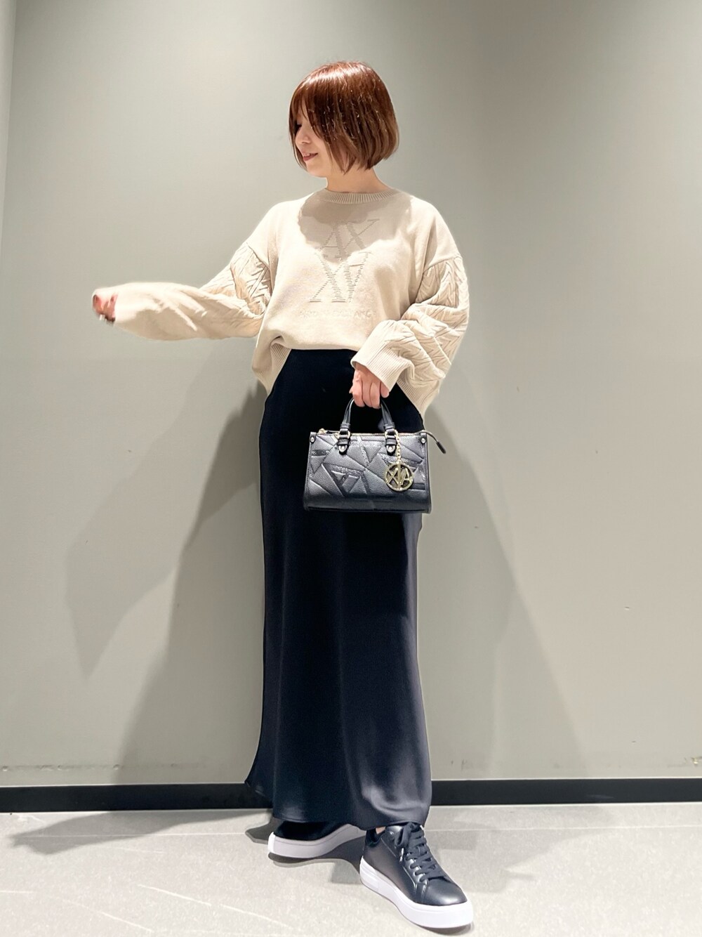 「秋服準備はじめました、お出かけコーデ、デートコーデ、armaniexchange、アルマーニエクスチェンジ、AXchange、AXchanger、ブラウン、ショルダーバッグ、ニット、スカート、スニーカー、休日スタイル、ベージュ、低身長」｜「ARMANI EXCHANGEの【A|X アルマーニ エクスチェンジ】モノグラムロゴ　ニットプルオーバー（ニット/セーター、ホワイト系）」を使った、Manapiさん（レディース・151cm）の夏コーディネートの1枚目の写真