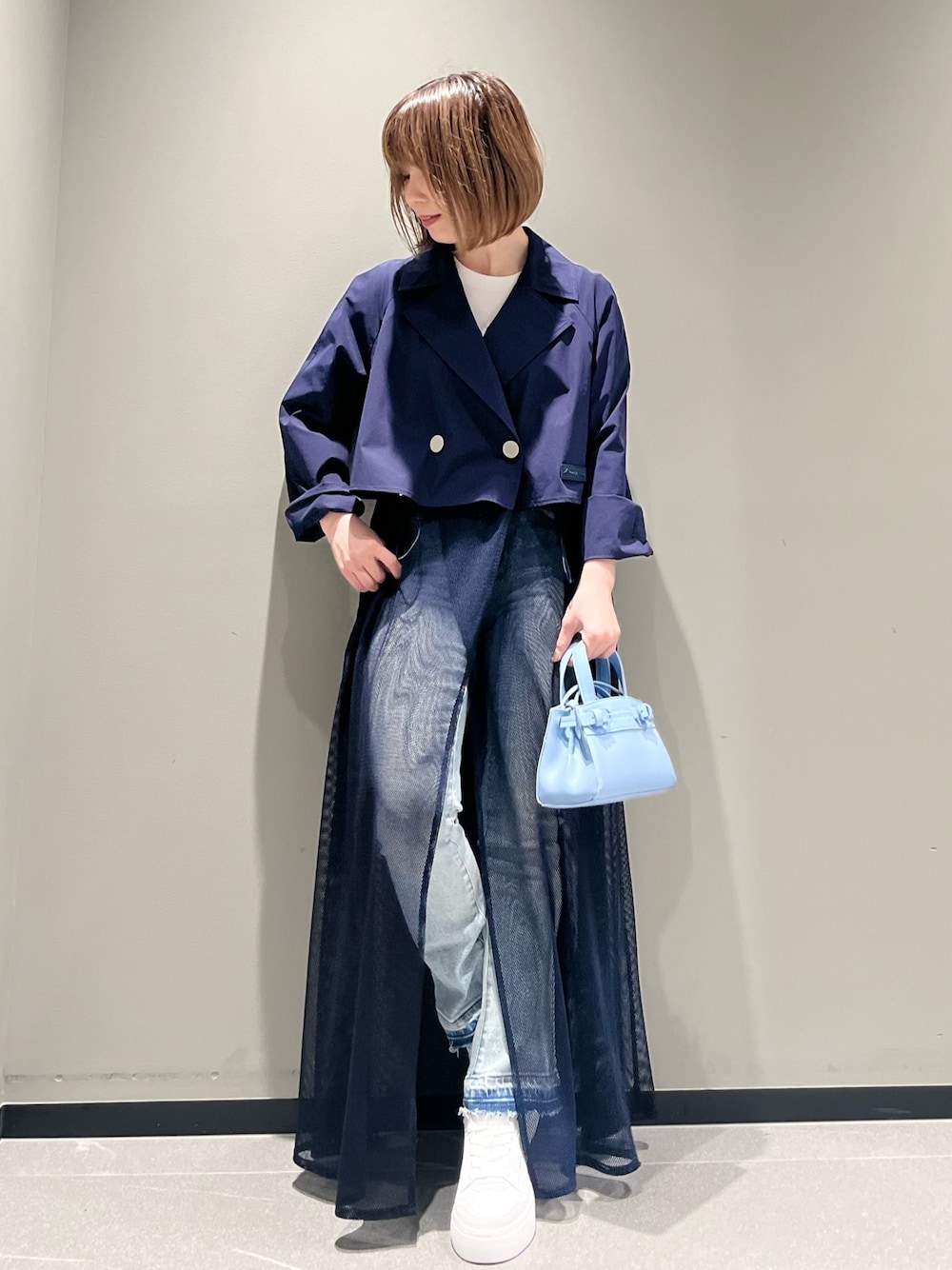 「春コーデ、パステルカラー、ショルダーバッグ、armaniexchange、アルマーニエクスチェンジ、AXchange、AXchanger、シアートップス、お出かけコーデ、レイヤードスタイル、春アウター、Tシャツ、デニム、スニーカー、大人カジュアル」｜「ARMANI EXCHANGEの【A|X アルマーニ エクスチェンジ】ナイロンメッシュ　トレンチコート（トレンチコート、ブルー系）」を使った、Manapiさん（レディース・151cm）の春コーディネートの1枚目の写真